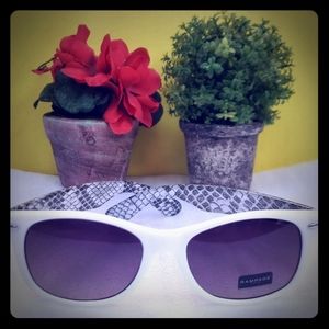 🛍 sunnies w/microfiber pouch